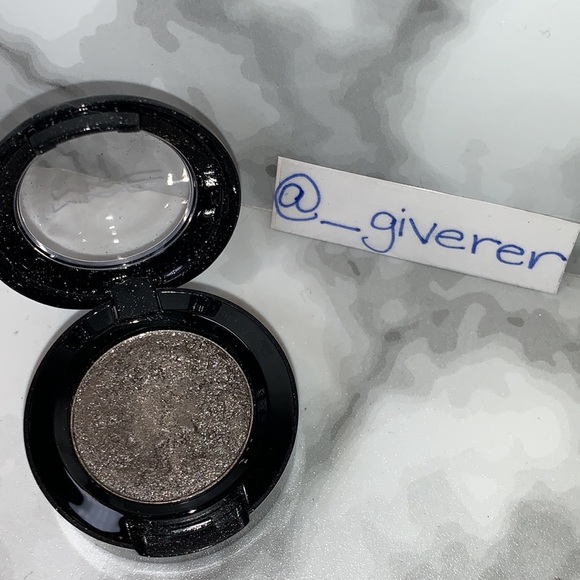 Noblesse Oblige Pressed Pigments Eyeshadow Collection MAC - Picture 3 of 16